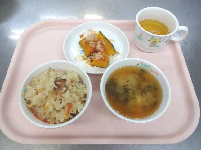 こども園の給食「<span>たきこみごはん　かぼちゃの煮物　味噌汁</span>」