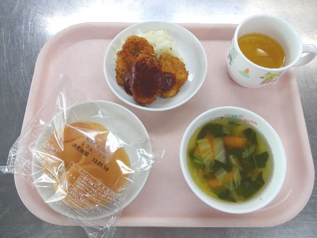 こども園の給食「<span>パン　とんかつ　野菜スープ</span>」