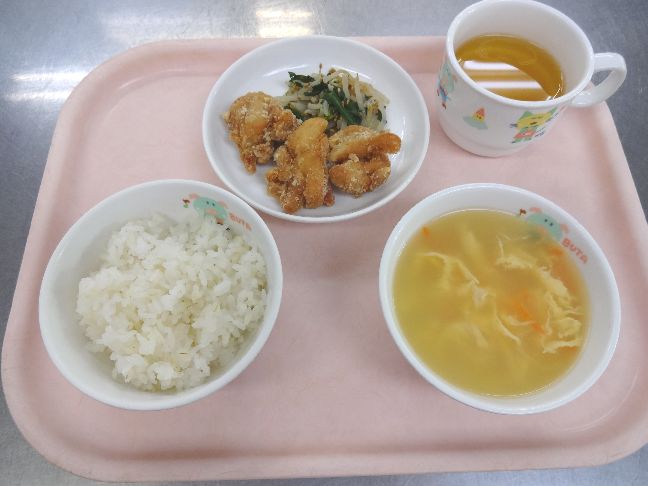 こども園の給食「<span>ごはん　鶏のからあげ　ナムル　たまごスープ</span>」