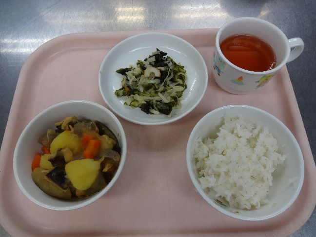 こども園の給食「<span>炒り鳥、酢の物</span>」