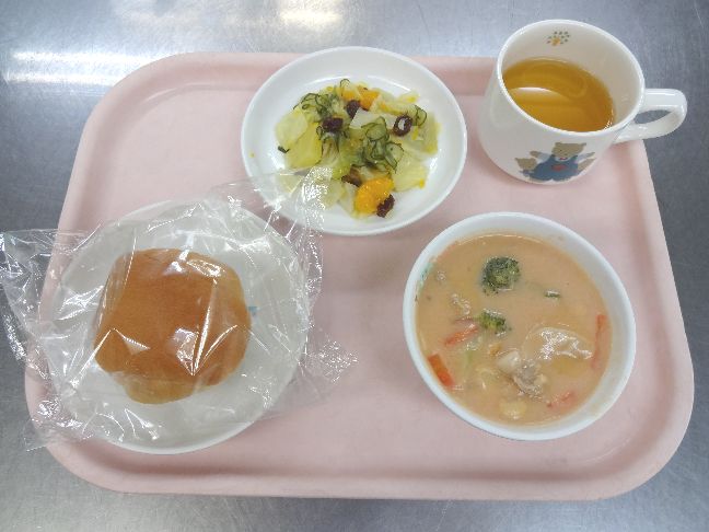 こども園の給食「<span>パン　ポークビーンズ　フルーツサラダ</span>」