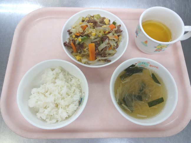 こども園の給食「<span>ごはん　牛肉のオイスターソース炒め　華風スープ</span>」