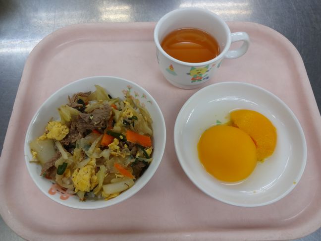 こども園の給食「<span>スタミナ丼、桃缶</span>」
