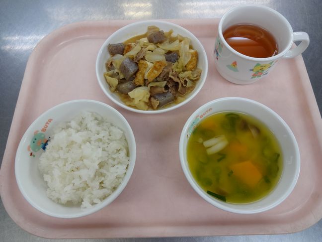 こども園の給食「<span>牛肉とキャベツの煮浸し、味噌汁</span>」