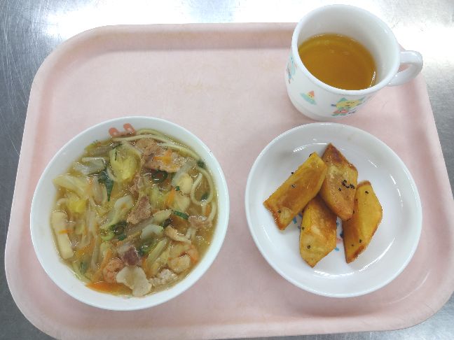 こども園の給食「<span>ちゃんぽん麺　大学芋</span>」