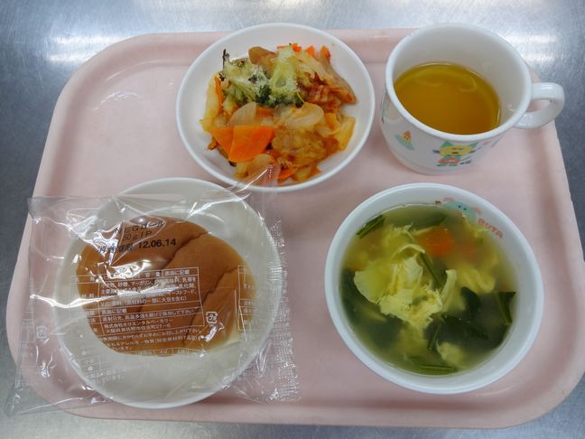 こども園の給食「<span>ジャーマンポテトのオーブン焼、卵スープ</span>」