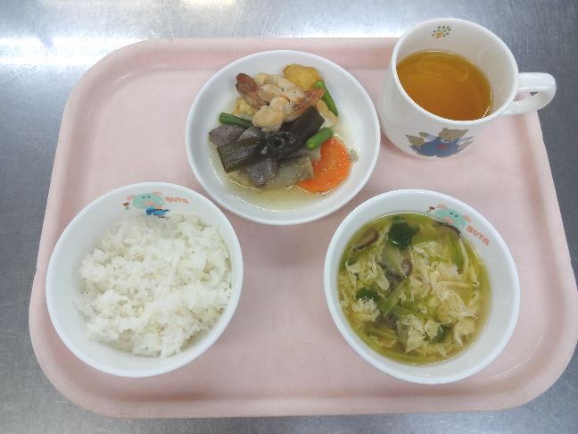 こども園の給食「<span>ごはん　煮しめ　味噌汁</span>」
