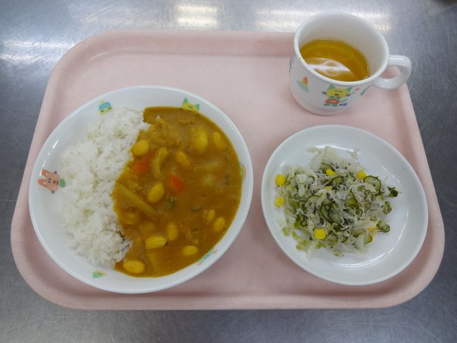 こども園の給食「<span>豚肉と大豆のカレー　じゃこサラダ</span>」