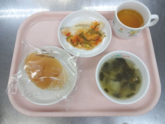 こども園の給食「<span>パン　魚のチーズ焼き　ベーコンスープ</span>」