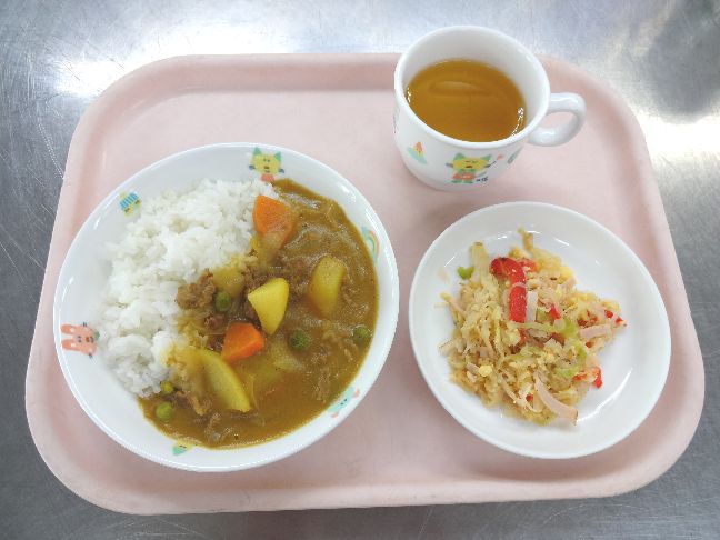 こども園の給食「<span>カレーライス　春のサラダ</span>」