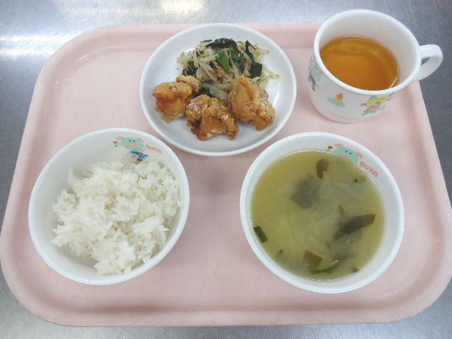 こども園の給食「<span>ごはん　鶏のからあげ　ナムル　味噌汁</span>」