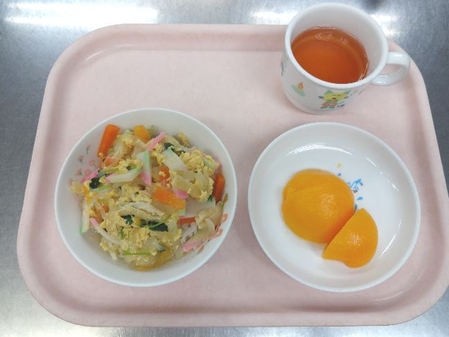 こども園の給食「<span>木の葉丼　桃缶</span>」