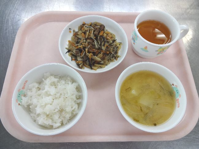 こども園の給食「<span>ごはん　牛肉とひじきの炒め煮　味噌汁</span>」