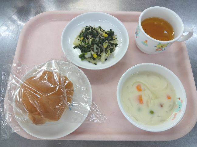 こども園の給食「<span>パン　クリームシチュー　ポパイサラダ</span>」