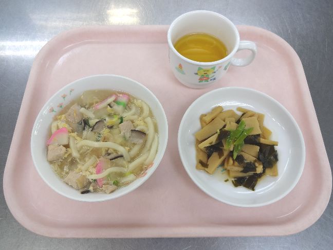 こども園の給食「<span>あんかけうどん　若竹煮</span>」