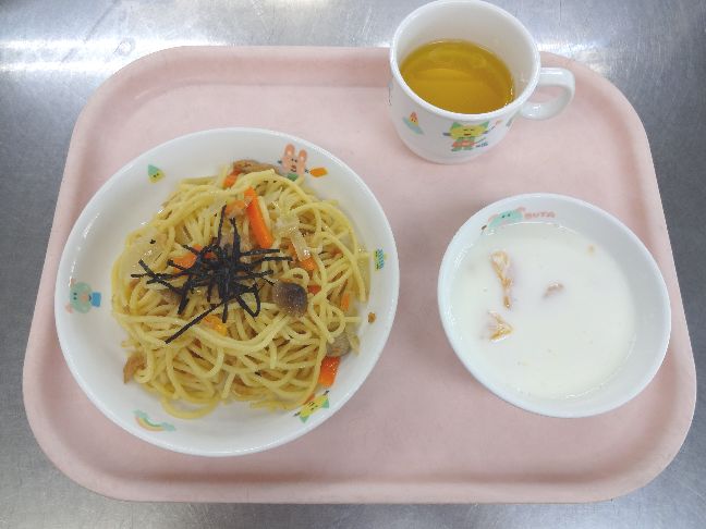 こども園の給食「<span>和風スパゲティ　みかんヨーグルト</span>」