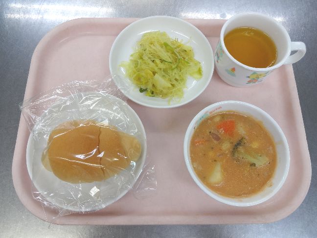 こども園の給食「<span>パン　ポークビーンズ　春雨のカレー炒め</span>」