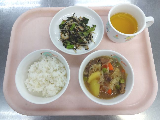こども園の給食「<span>ごはん　肉じゃが　ごま和え</span>」
