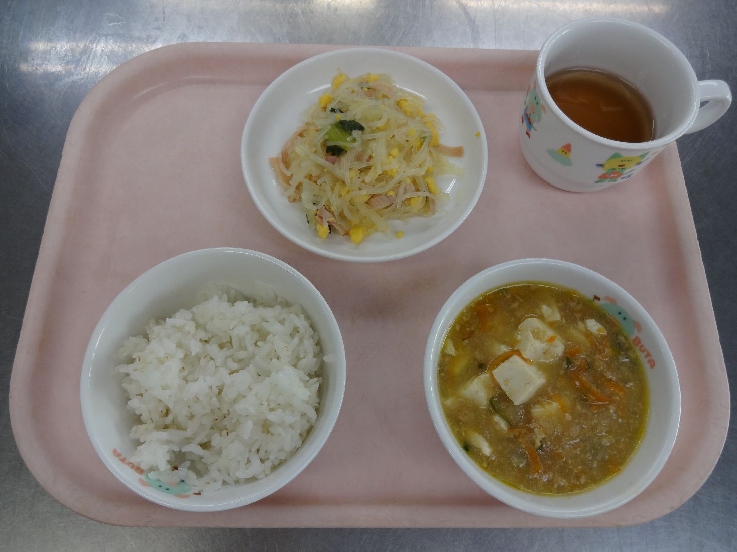 こども園の給食「<span>マーボー豆腐、華風和え</span>」