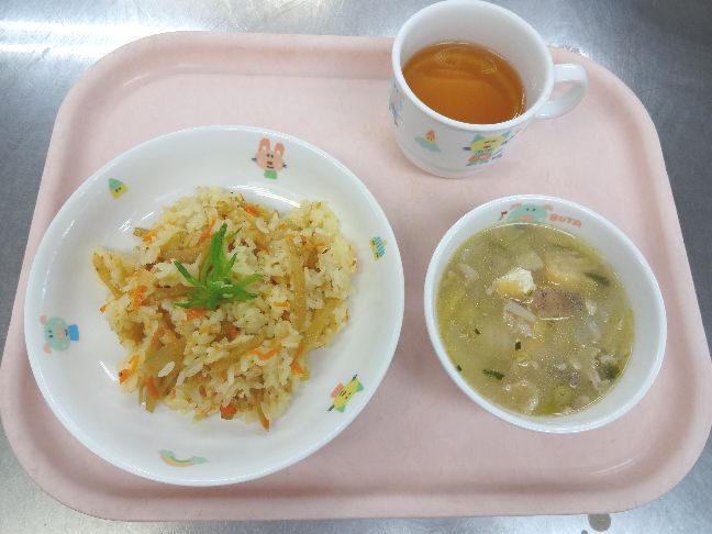 こども園の給食「<span>きんぴら寿司　豚汁</span>」