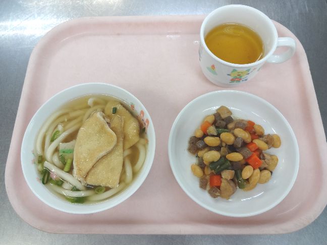 こども園の給食「<span>きつねうどん　五目大豆煮</span>」