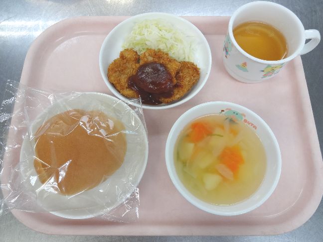 こども園の給食「<span>パン　とんかつ　野菜スープ</span>」