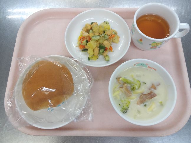こども園の給食「<span>パン　鶏のクリーム煮　カミカミサラダ</span>」