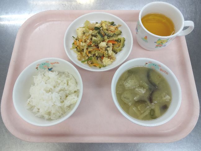 こども園の給食「<span>ごはん　ゴーヤチャンプルー　味噌汁</span>」