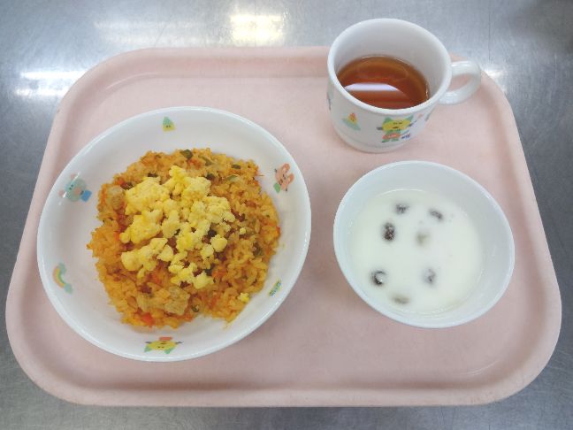 こども園の給食「<span>チキンライス　レーズンヨーグルト</span>」