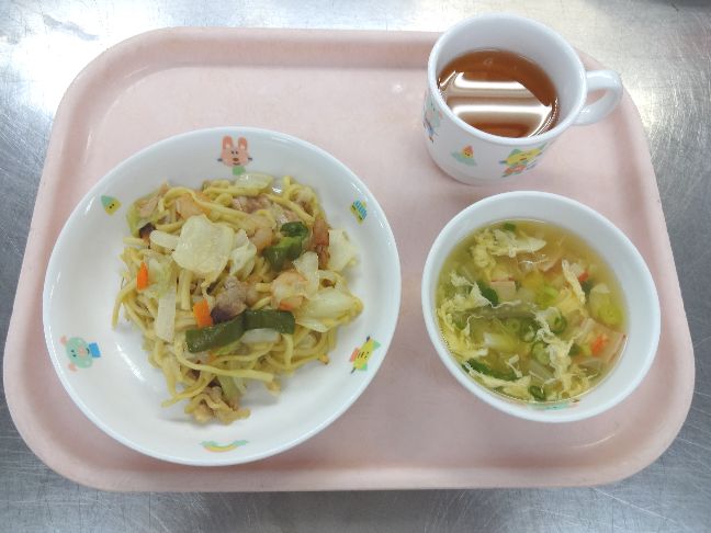 こども園の給食「<span>焼そば　かき玉汁</span>」