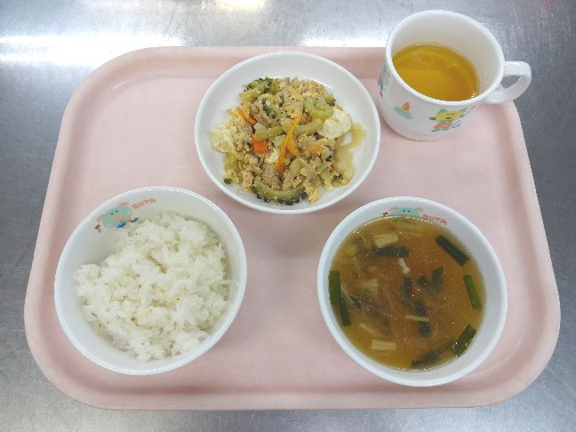 こども園の給食「<span>ごはん　ゴーヤチャンプルー　華風スープ</span>」