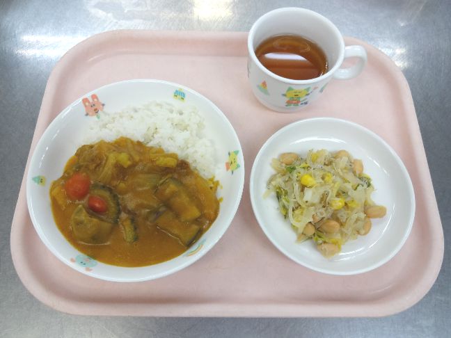 こども園の給食「<span>サマーカレー　じゃこサラダ</span>」