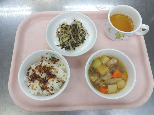 こども園の給食「<span>ふりかけごはん　鶏の旨煮　ごま和え</span>」