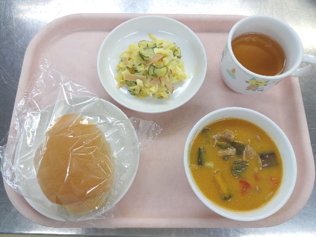 こども園の給食「<span>パン　夏野菜シチュー　卵サラダ</span>」