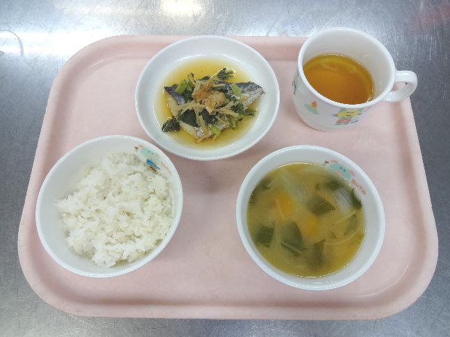 こども園の給食「<span>ごはん 魚の焼き浸し 味噌汁 菓子</span>」