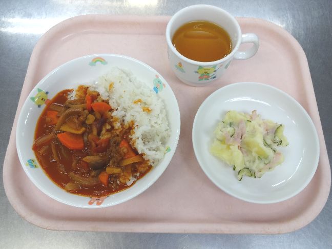 こども園の給食「<span>きのこハヤシライス ポテトサラダ フルーツゼリー</span>」