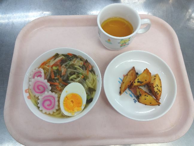 こども園の給食「<span>チャーシュー麺 大学芋 5日 蒸しパン 19日 月見団子</span>」