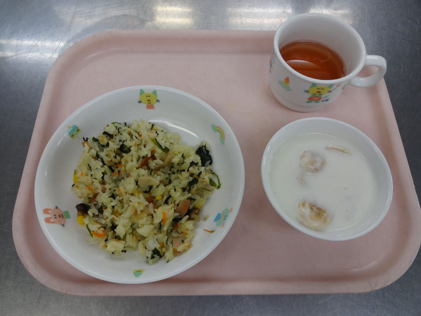 こども園の給食「<span>ポパイピラフ、バナナヨーグルト</span>」
