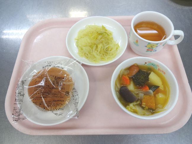 こども園の給食「<span>パン 夏野菜ポトフ 春雨のカレーソテー 手作りクッキー</span>」