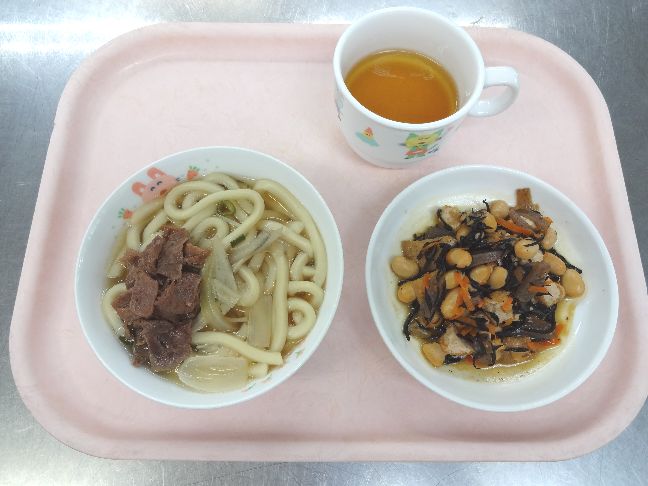 こども園の給食「<span>肉うどん ひじき入り煮豆 フルーチェ</span>」