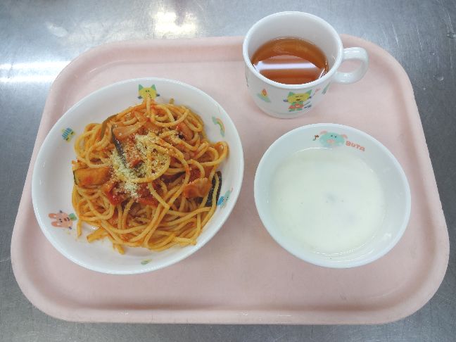 こども園の給食「<span>トマトスパゲティ レーズンヨーグルト 菓子</span>」