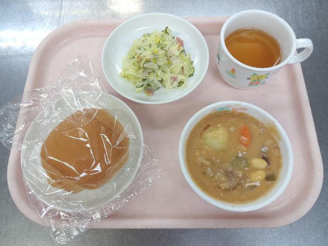 こども園の給食「<span>パン ビーフビーンズ シーザーサラダ リッツジャム</span>」