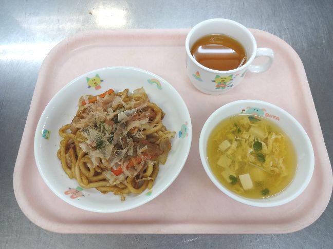 こども園の給食「<span>焼うどん かきたま汁 ふかし芋</span>」