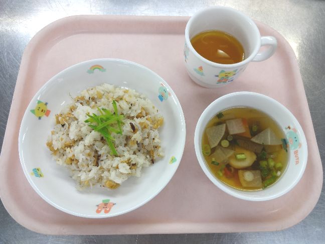 こども園の給食「<span>子きつね寿し のっぺい汁 菓子</span>」