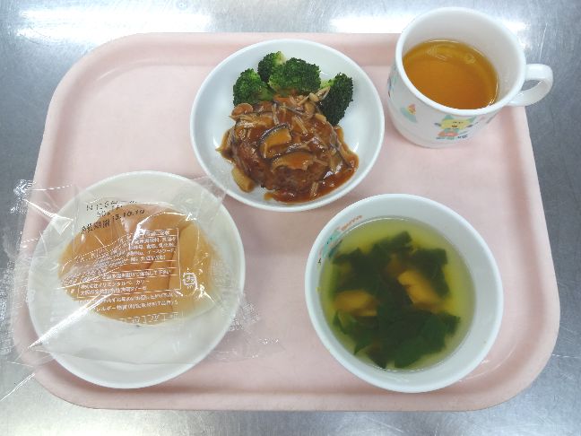こども園の給食「<span>パン ハンバーグきのこソース 野菜スープ 焼おにぎり</span>」