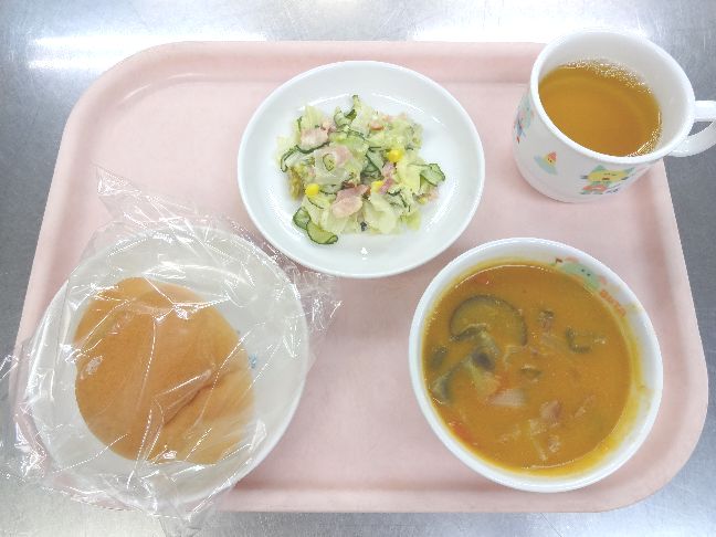 こども園の給食「<span>パン　夏野菜シチュー　シーザーサラダ</span>」