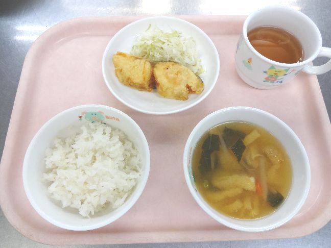 こども園の給食「<span>ごはん　魚の揚げ煮　味噌汁</span>」