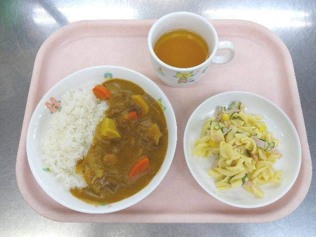 こども園の給食「<span>秋野菜カレー マカロニサラダ 白玉のきなこ和え</span>」