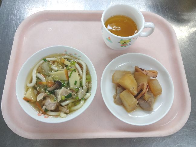 こども園の給食「<span>かやくうどん いかと根菜の煮物 ホットケーキ</span>」