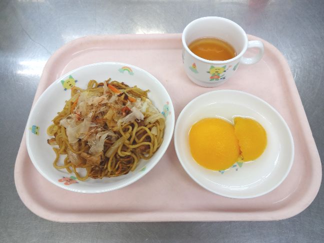 こども園の給食「<span>焼そば 桃缶 菓子</span>」